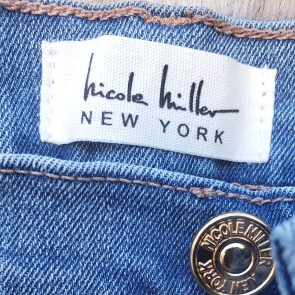Blue jeans perfect for casual outings. Comfortable fit Nicole Miller Blue Jeans. - Picture 2 of 5